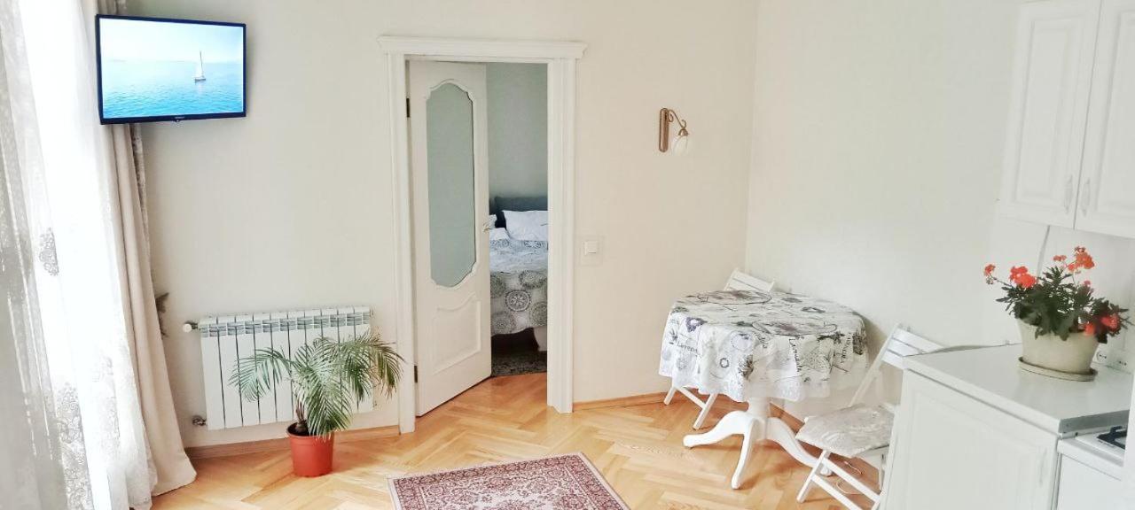 Svitla Zatyszna: Cozy Central Apartment with Balcony Near Opera Lviv Exterior photo