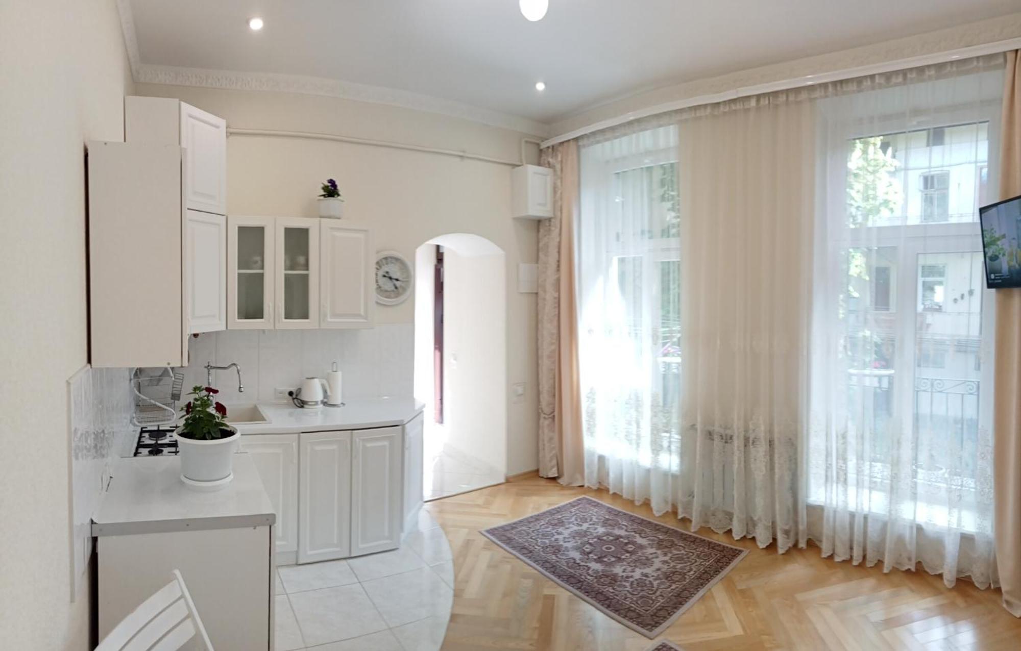 Svitla Zatyszna: Cozy Central Apartment with Balcony Near Opera Lviv Exterior photo