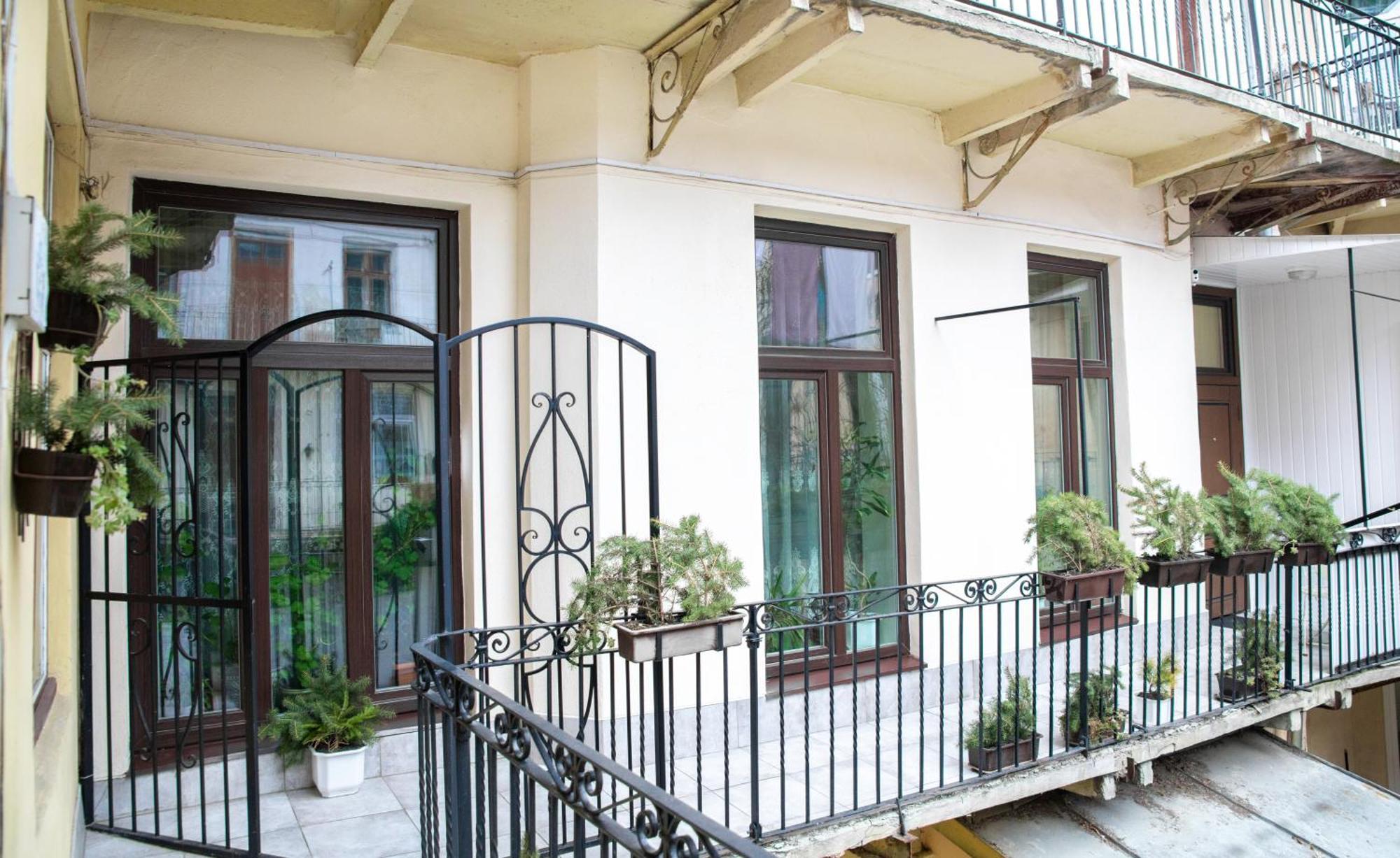 Svitla Zatyszna: Cozy Central Apartment with Balcony Near Opera Lviv Exterior photo