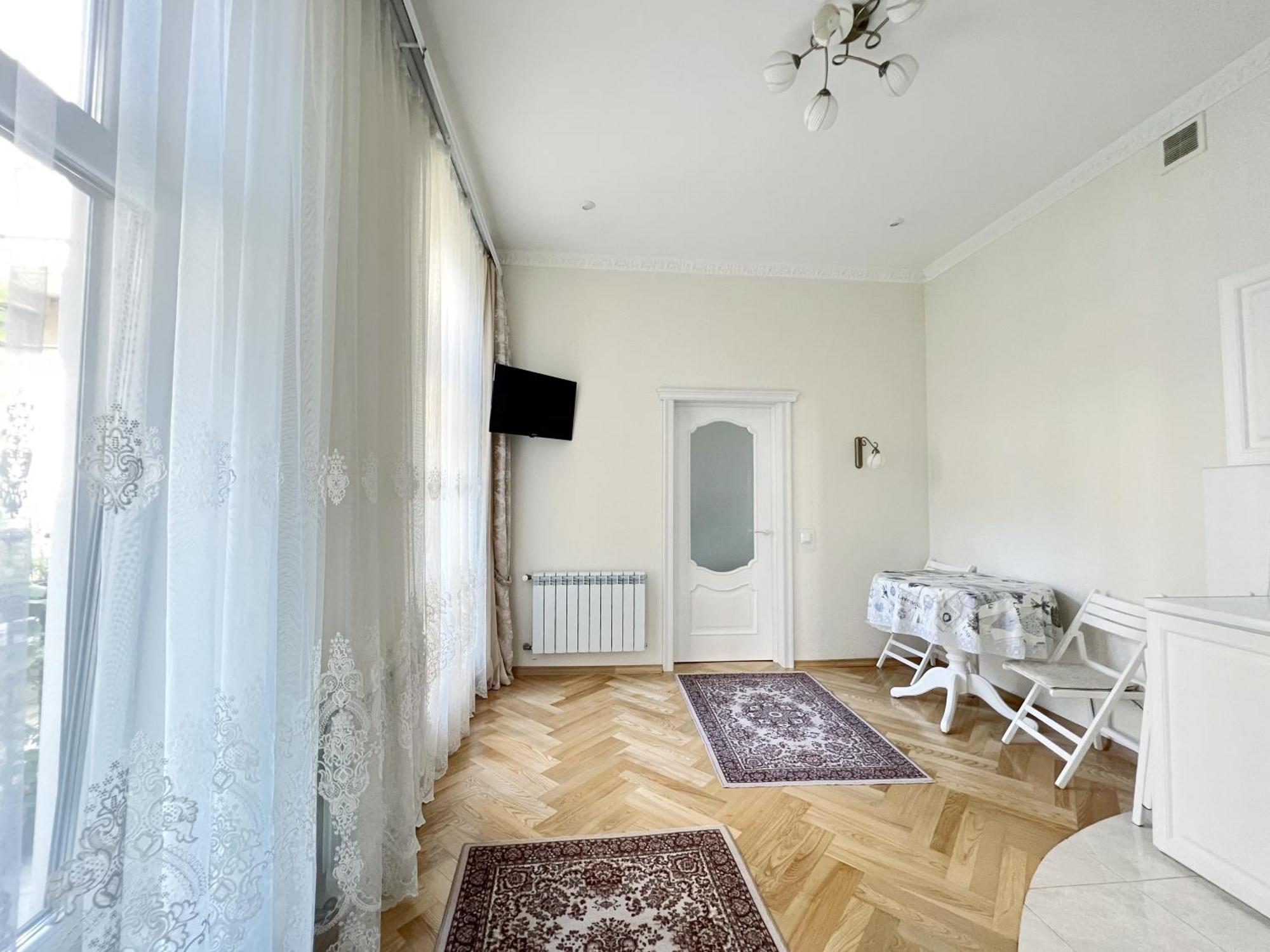 Svitla Zatyszna: Cozy Central Apartment with Balcony Near Opera Lviv Exterior photo